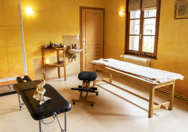 Salle de consultation avec tables et tabouret