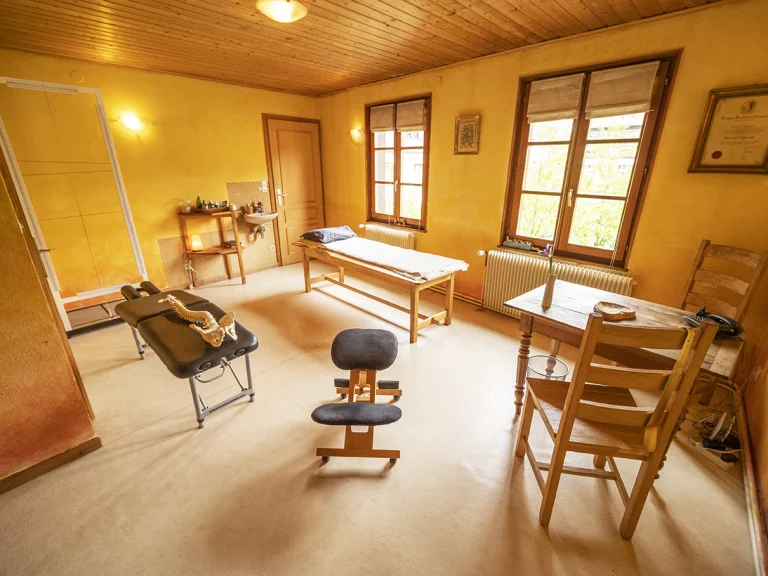 Salle de consultation du centre de chiropraxie, vue d’ensemble